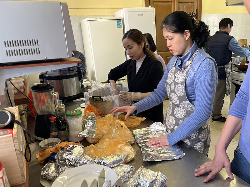 Chuẩn bị các suất ăn cho bà con lên máy bay về nước. 