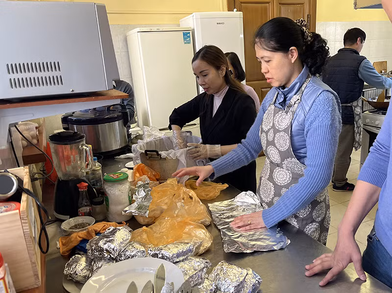 Chuẩn bị các suất ăn cho bà con lên máy bay về nước. 