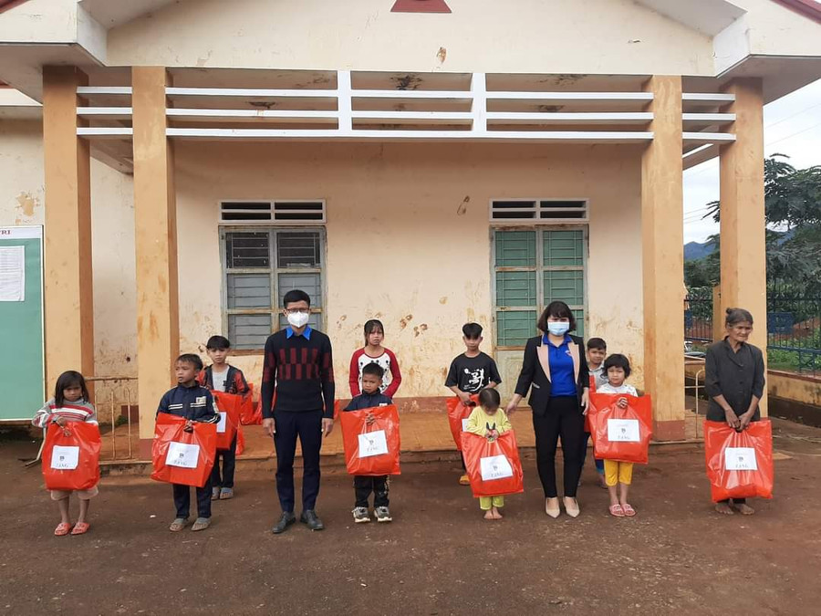 Huyện Đoàn Kbang tặng quà cho các em thiếu nhi có hoàn cảnh khó khăn tại xã Đak Rong. Ảnh: Minh Phương Huyện đoàn Kbang tặng quà cho các em thiếu nhi có hoàn cảnh khó khăn tại xã Đak Rong. Ảnh: Minh Phương