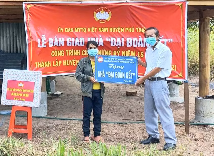 Lễ bàn giao nhà Đại đoàn kết cho gia đình bà Siu H'Ngan (buôn Ơi Hly, xã Ia Hiao). Ảnh: Nguyên Hương