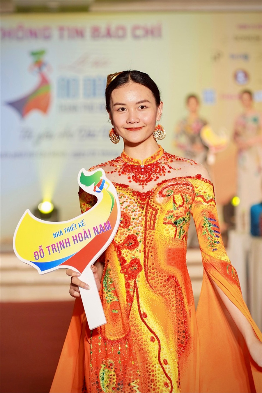 Những thiết kế áo dài của NTK Đỗ Trịnh Hoài Nam được lấy ý tưởng từ tinh hoa gốm Bát Tràng. Ảnh: NVCC