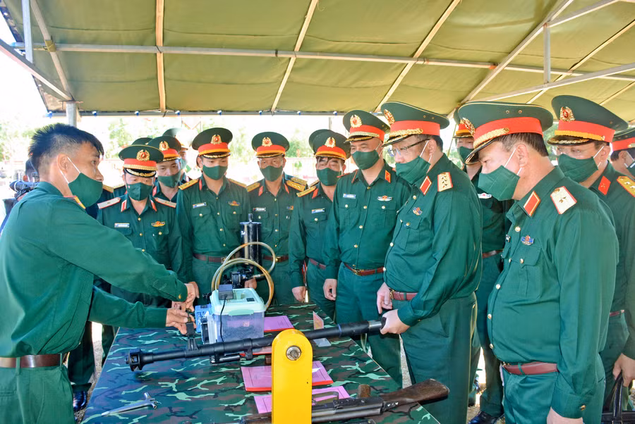 Thượng tướng Phạm Hoài Nam tham quan sáng kiến, cải tiến kỹ thuật của Trung đoàn 28. Ảnh: Sơn Tùng
