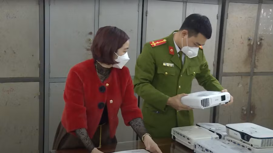 Bà Đặng Thị Hải Hậu, Hiệu trưởng Trường tiểu học Tam Đa 1, nhận lại tài sản của nhà trường bị trộm cắp. Ảnh: Hữu Thanh