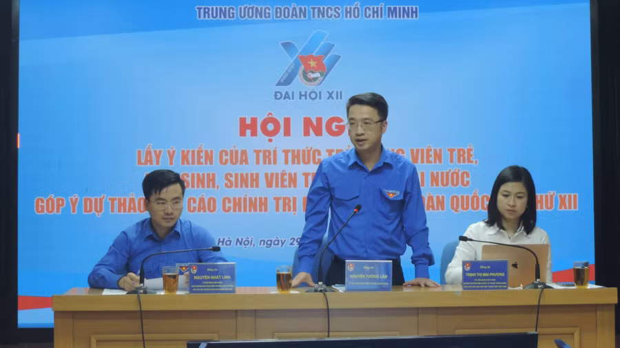 Anh Nguyễn Tường Lâm chù trì và phát biểu tại hội nghị. Ảnh: Nhật Nam