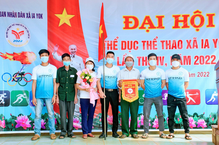Các đoàn VĐV chụp ảnh lưu niệm tại Đại hội TDTT xã Ia Yok. Ảnh: Nguyễn Tú