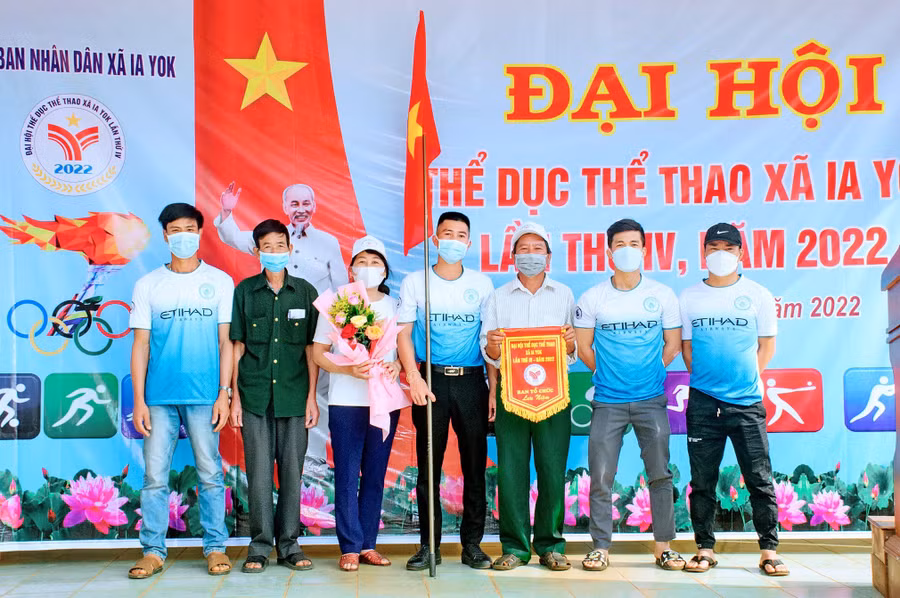 Các đoàn VĐV chụp ảnh lưu niệm tại Đại hội TDTT xã Ia Yok. Ảnh: Nguyễn Tú