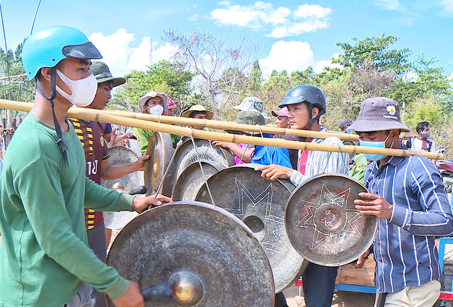 Cồng chiêng thanh niên trong lễ bỏ mả. Ảnh: Minh Châu Cồng chiêng thanh niên trong lễ bỏ mả. Ảnh: Minh Châu