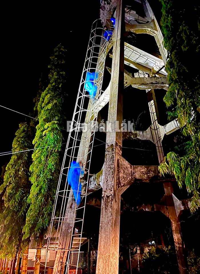 Tình huống bất ngờ khiến các chiến sĩ cứu nạn rơi vào tình thế nguy hiểm.  Tình huống bất ngờ khiến các chiến sĩ cứu nạn rơi vào tình thế nguy hiểm.