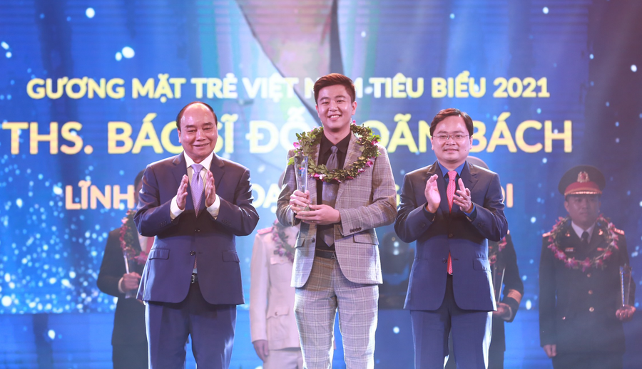 Chủ tịch nước Nguyễn Xuân Phúc và anh Nguyễn Anh Tuấn trao giải cho các Gương mặt trẻ Việt Nam tiêu biểu. Ảnh: Ngọc Thắng Chủ tịch nước Nguyễn Xuân Phúc và anh Nguyễn Anh Tuấn trao giải cho các Gương mặt trẻ Việt Nam tiêu biểu. Ảnh: Ngọc Thắng