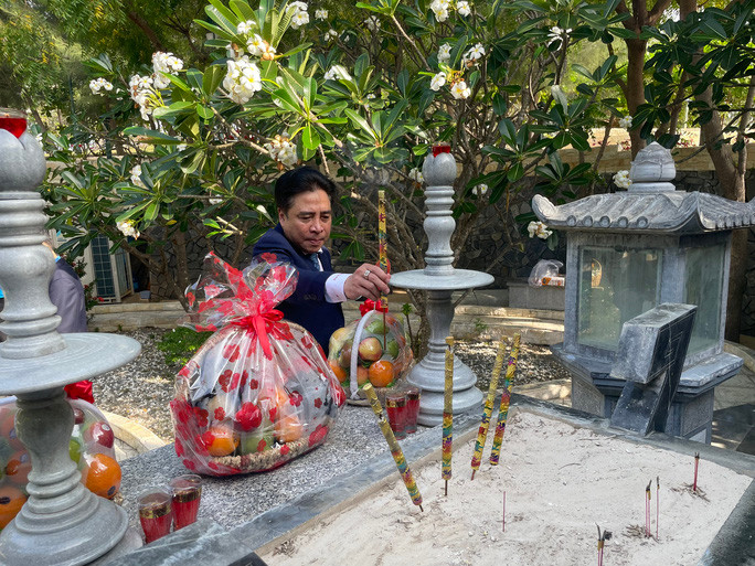 Ông Nguyễn Khắc Toàn, Phó Bí thư Thường trực Tỉnh ủy Khánh Hòa, dâng hương tại mộ gió 64 chiến sĩ Hải quân Nhân dân Việt Nam hy sinh ở Gạc Ma