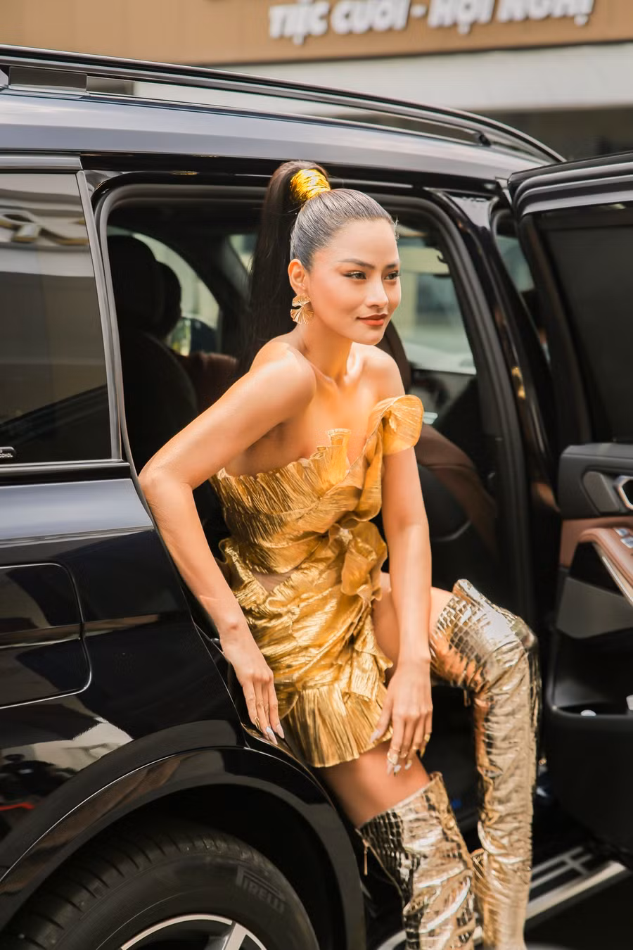 Sau nhiều năm lui về chăm sóc gia đình nhỏ và chuyên tâm cho việc kinh doanh thương hiệu thời trang và nhà hàng món Bắc, siêu mẫu Vũ Thu Phương cho biết cô đã chính thức quay trở lại sàn catwalk vào đầu năm 2022.