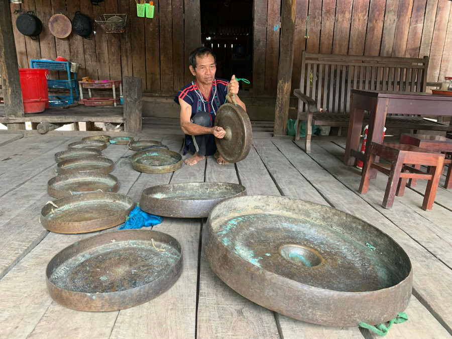 Ông Đinh Uơng (làng Tnung 1, xã Ya Ma) bên bộ chiêng của mình. Ảnh: R'Ô HOK Ông Đinh Uơng (làng Tnung 1, xã Ya Ma) bên bộ chiêng của mình. Ảnh: R'Ô HOK