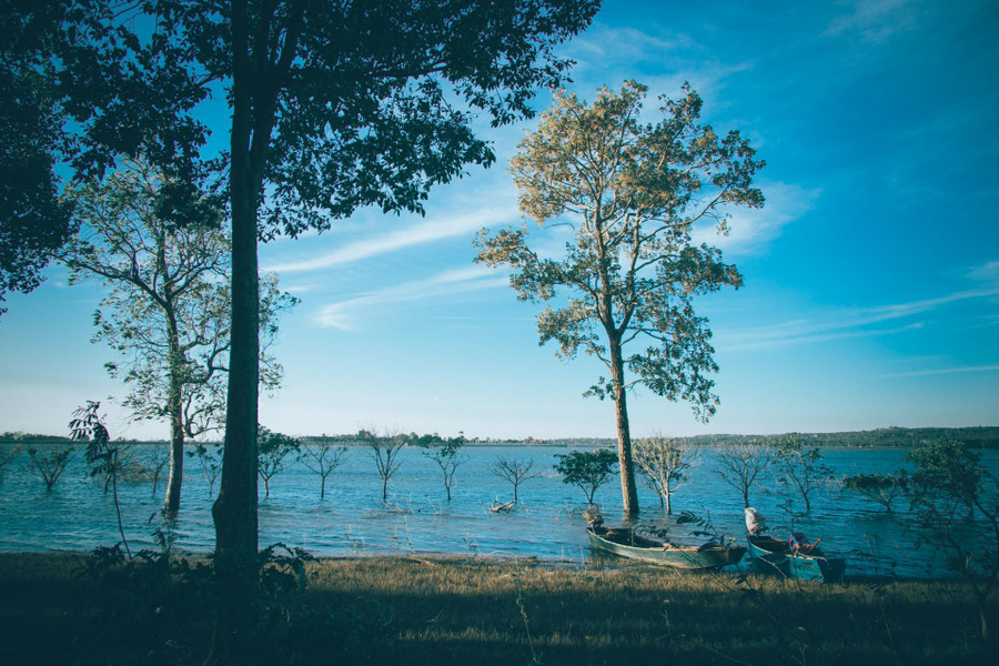 Những con thuyền nằm lặng lẽ ven hồ.