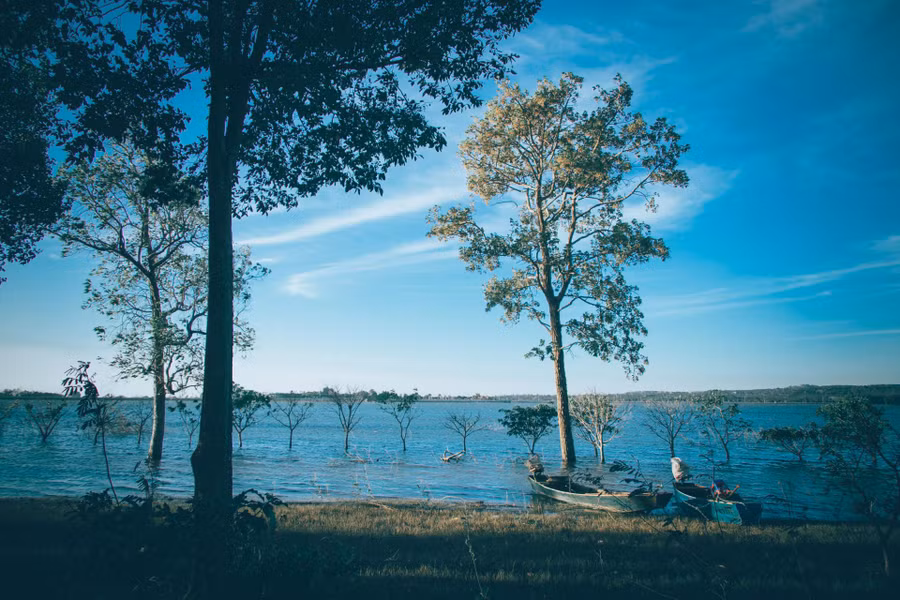 Những con thuyền nằm lặng lẽ ven hồ.