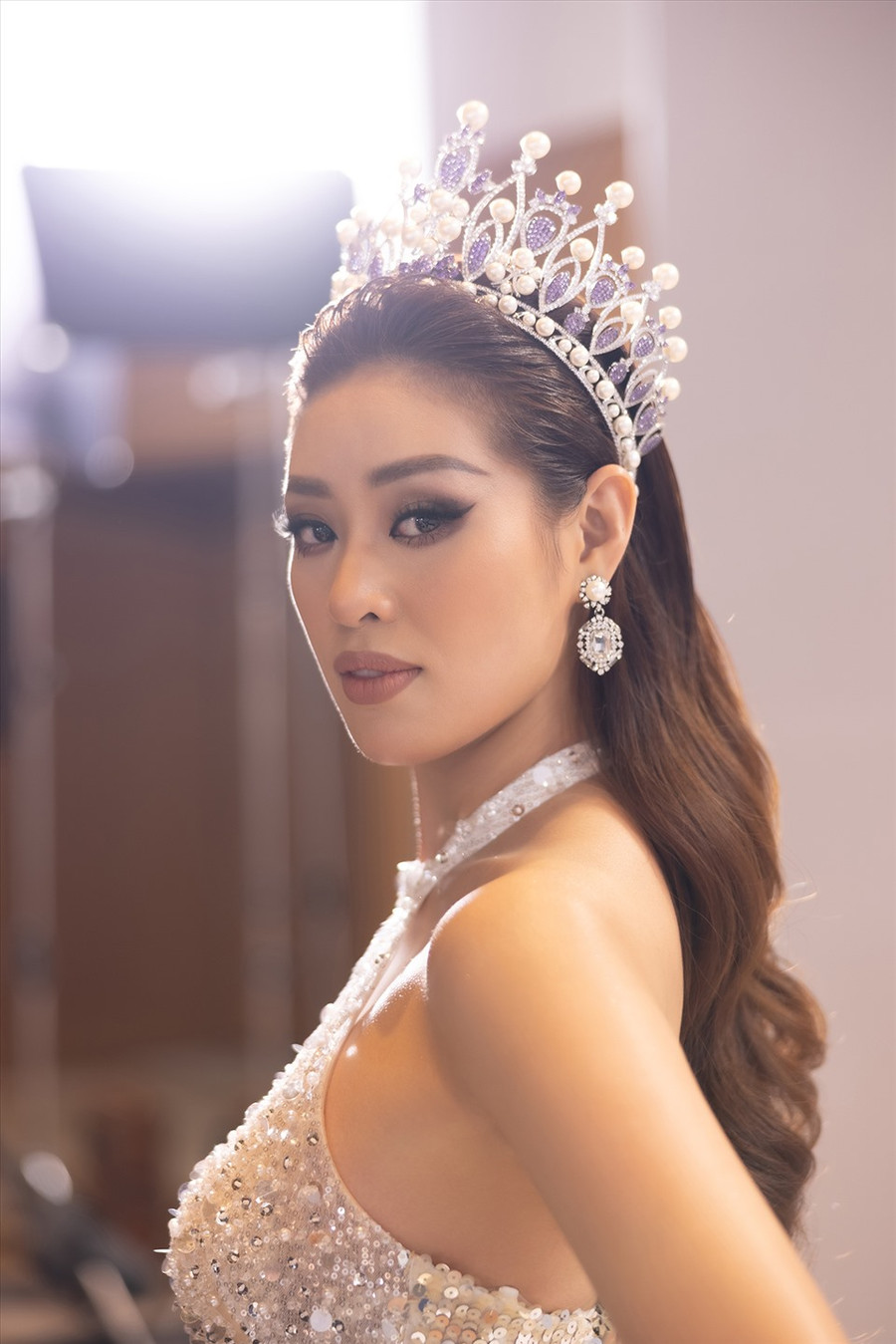 Bước ra từ cuộc thi Hoa hậu Hoàn vũ Việt Nam, Hoa hậu Khánh Vân liên tục xuất hiện tại các sự kiện giải trí lớn, tham gia các tuần lễ thời trang. Mặc dù vậy, cô cũng còn dành thời gian cho các hoạt động thiện nguyện xã hội... Ảnh: MUVN. 