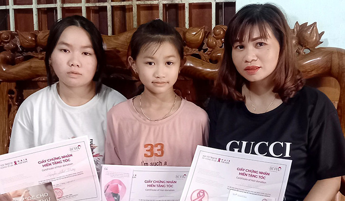 Chị Đoàn Thị Vân (xã Ia Grăng, huyện Ia Grai) và 2 con gái cùng tham gia chương trình quyên tặng tóc cho bệnh nhân ung thư. Ảnh: Phương Duyên Chị Đoàn Thị Vân (xã Ia Grăng, huyện Ia Grai) và 2 con gái cùng tham gia chương trình quyên tặng tóc cho bệnh nhân ung thư. Ảnh: Phương Duyên
