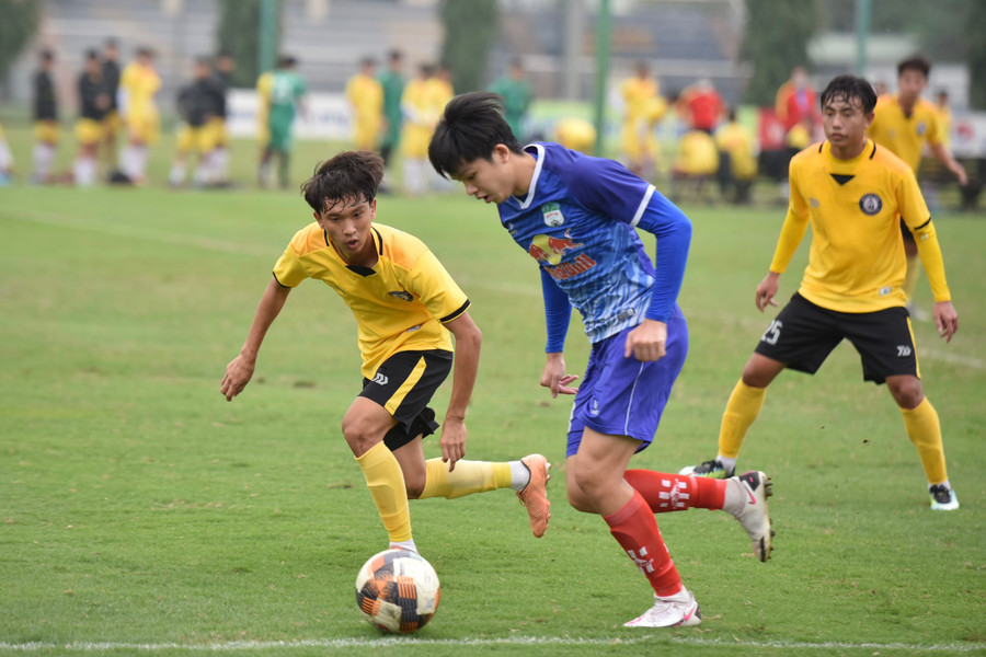 Đinh Thành Đạt đột phá qua hàng thủ Khánh Hòa. Ảnh: Minh Hiếu