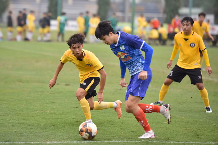 Đinh Thành Đạt đột phá qua hàng thủ Khánh Hòa. Ảnh: Minh Hiếu