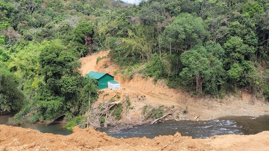 Một lán trại được dựng giữa rừng nhằm phục vụ quá trình thi công đường Trường Sơn Đông.