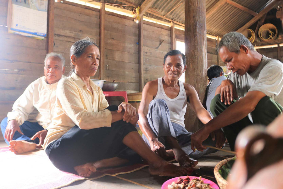 Nghi thức cúng cầu những điều tốt lành trong lễ báo hiếu ở gia đình ông Ksor Kla. Ảnh: Thiên Di Nghi thức cúng cầu những điều tốt lành trong lễ báo hiếu ở gia đình ông Kla. Ảnh: Thiên Di