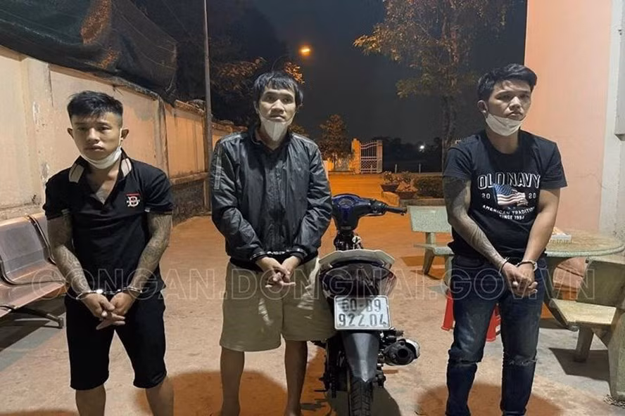 Các đối tượng từ trái qua: Tuấn, Phòng và Hải cùng tang vật xe máy. Ảnh: CA ĐN