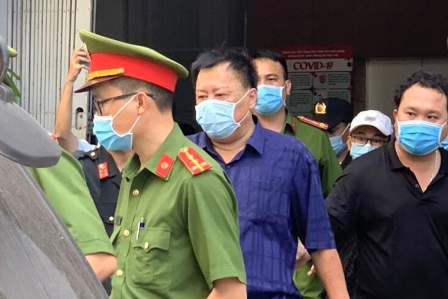 Công an bắt tạm giam ông Võ Tấn Thái (áo xanh). Ảnh: Hoàng Anh Công an bắt tạm giam ông Võ Tấn Thái (áo xanh). Ảnh: Hoàng Anh