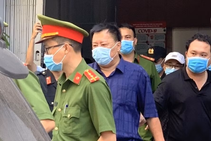 Công an bắt tạm giam ông Võ Tấn Thái (áo xanh). Ảnh: Hoàng Anh