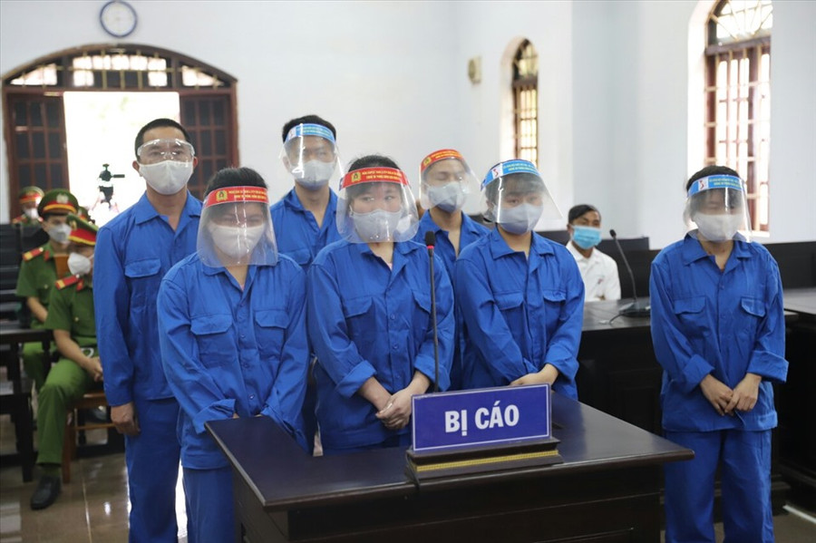 Các đối tượng buôn bán chất ma túy tại phiên tòa. Ảnh: HT Các đối tượng buôn bán chất ma túy tại phiên tòa. Ảnh: HT