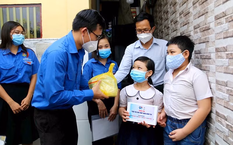 Ðoàn Thanh niên TP Hồ Chí Minh tặng máy tính bảng trong chương trình 