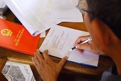 Cơ quan có thẩm quyền cấp sổ đỏ có trách nhiệm đính chính nếu sổ đỏ đã cấp có sai sót. Ảnh: LĐO