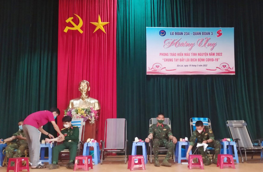  Đông đảo cán bộ, chiến sĩ Lữ đoàn Pháo phòng không 234-Quân đoàn 3 hiến máu tình nguyện. Ảnh: Hồng Ngọc