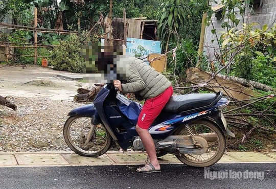 Nam thanh niên được phát hiện tử vong trên xe máy Nam thanh niên được phát hiện tử vong trên xe máy