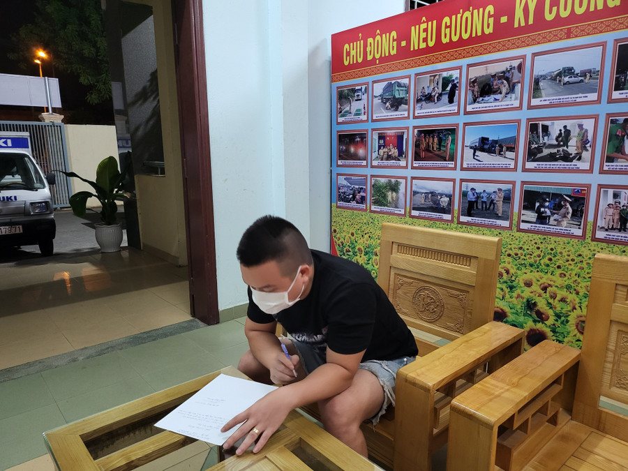 Tài xế xe bán tải viết tường trình. Ảnh: Văn Tiến Tài xế xe bán tải viết tường trình. Ảnh: Văn Tiến