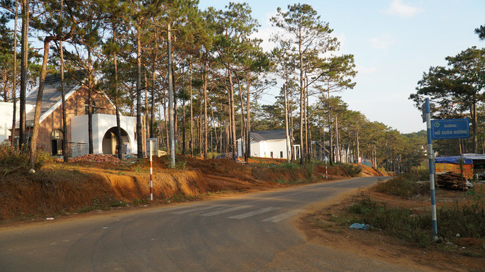 Chủ tịch UBND huyện Kon Plông đã ký cấp 5 lô đất tại khu biệt thự mà không thông qua đấu giá. Chủ tịch UBND huyện Kon Plông đã ký cấp 5 lô đất tại khu biệt thự mà không thông qua đấu giá