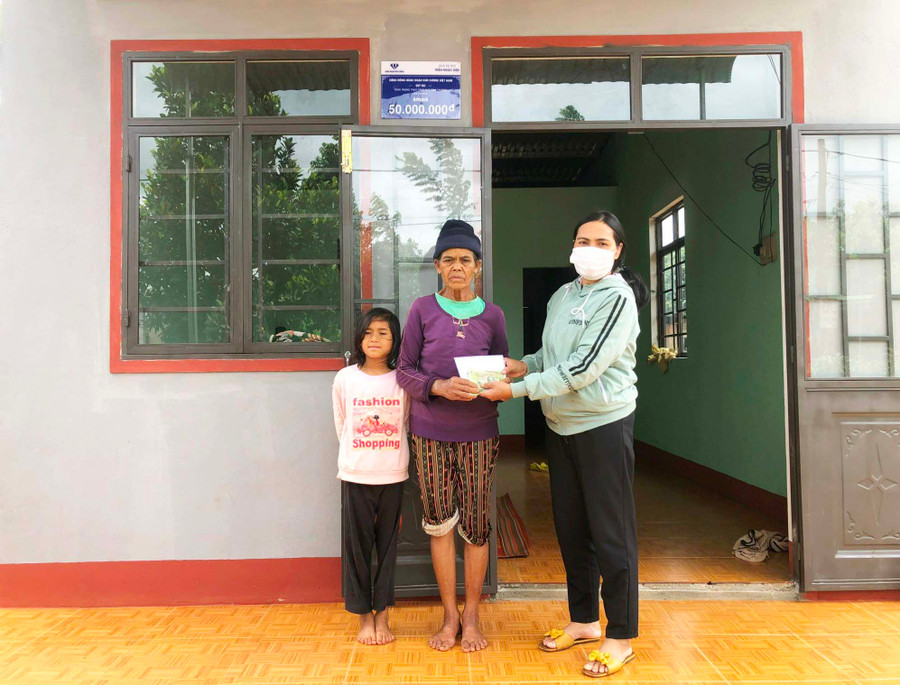 Bà Amyoch (thôn Dơk Dơng, xã Glar) vui mừng khi được hỗ trợ xây nhà mới. Ảnh: Đinh Yến Bà Amyoch (thôn Dơk Dơng, xã Glar) vui mừng khi được hỗ trợ xây nhà mới. Ảnh: Đinh Yến