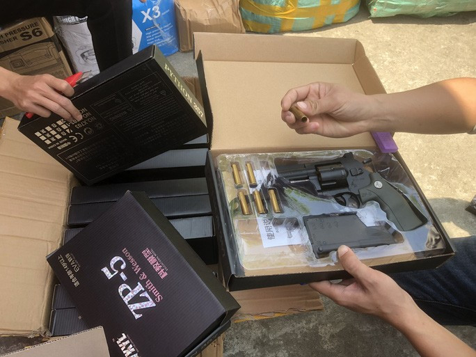 Những khẩu súng đồ chơi được phát hiện trên xe. Những khẩu súng đồ chơi được phát hiện trên xe