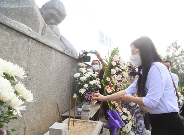 Ủy viên Trung ương Đảng, Bí thư Tỉnh ủy, Chủ tịch HĐND tỉnh Bùi Thị Quỳnh Vân thành kính thắp hương tưởng nhớ đến đồng bào Sơn Mỹ trong vụ thảm sát. (Nguồn: Baoquangngai) Ủy viên Trung ương Đảng, Bí thư Tỉnh ủy, Chủ tịch HĐND tỉnh Bùi Thị Quỳnh Vân thành kính thắp hương tưởng nhớ đến đồng bào Sơn Mỹ trong vụ thảm sát. (Nguồn: Baoquangngai)