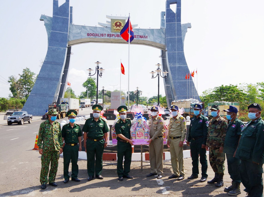 Bộ đội Biên phòng tỉnh thăm, tặng quà và trao đổi thông tin với lực lượng bảo vệ biên giới Campuchia. Ảnh: Vĩnh Hoàng