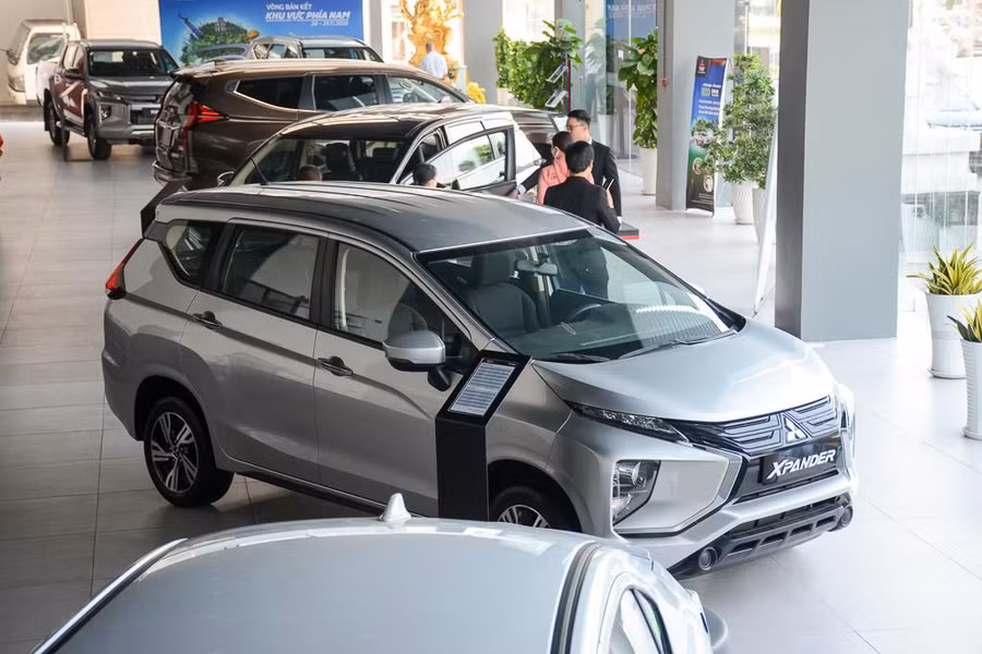 Từ ngày 1.3.2022 thêm căn cứ tính lệ phí trước bạ với ô tô xe máy. Ảnh: Bá Hùng