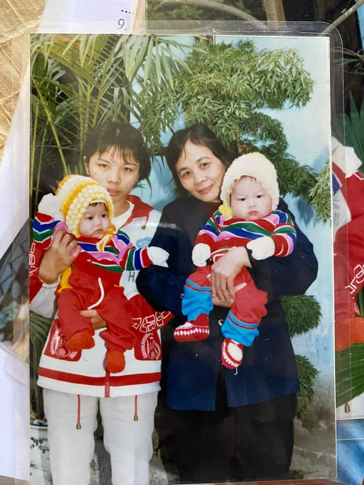  Lúc chờ làm thủ tục nhận nuôi, Solène Martel được gia đình một bảo mẫu chăm sóc. Ảnh: NVCC