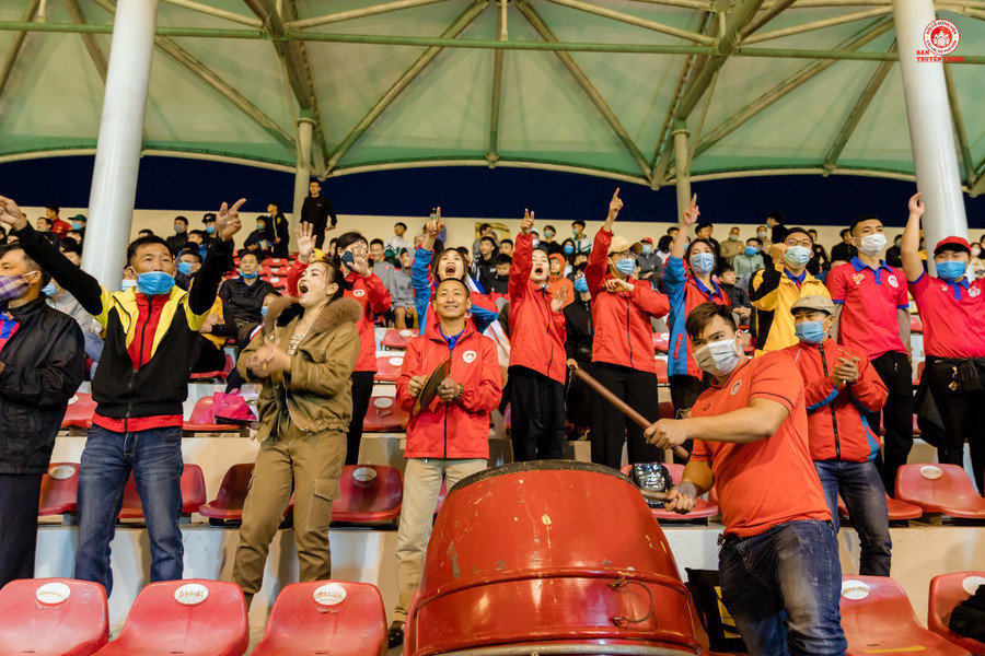 Khán giả cổ vũ nhiệt tình trên sân. Ảnh: HANNA