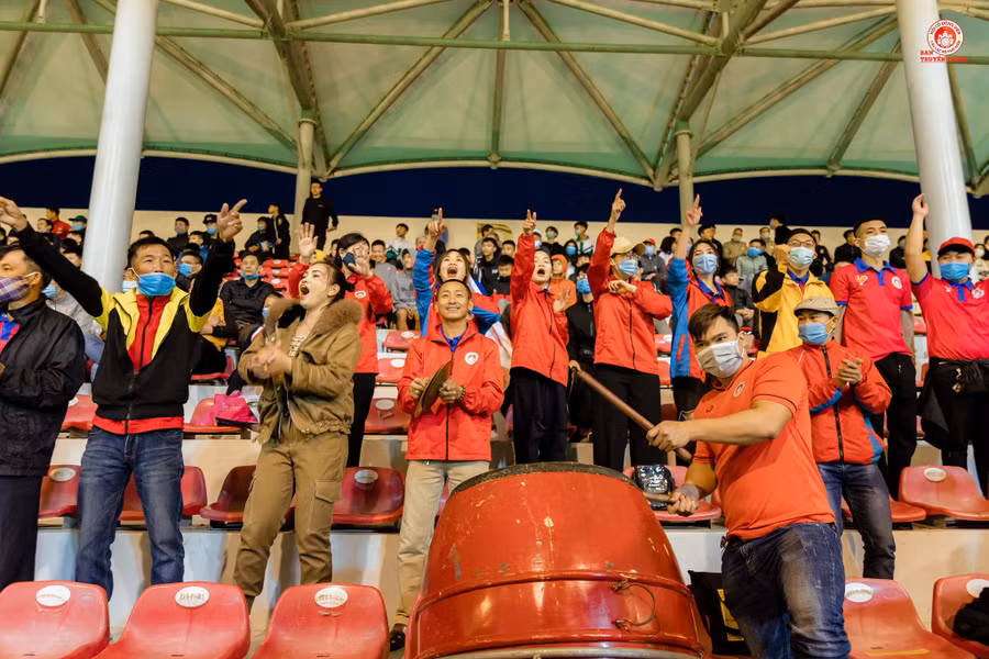 Khán giả cổ vũ nhiệt tình trên sân. Ảnh: HANNA