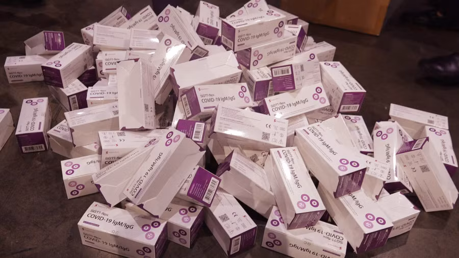 Lực lượng hải quan liên tiếp bắt giữ nhiều vụ nhập lậu kit test Covid-19 từ nước ngoài về Việt Nam. Ảnh: CTV