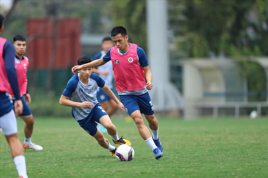 Văn Quyết mong muốn Quang Hải tiếp tục gắn bó với câu lạc bộ Hà Nội. Ảnh: P.T