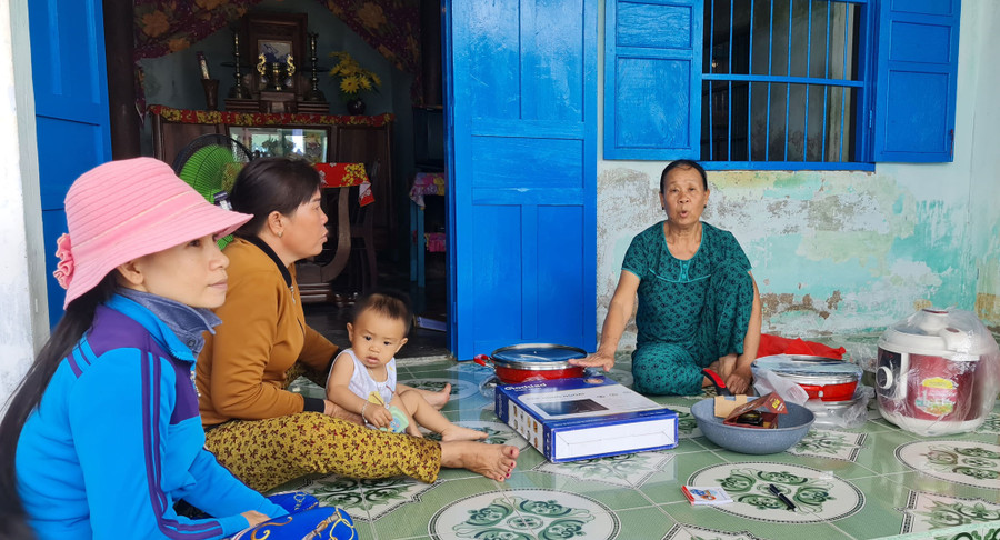 Người dân trình bày việc bị lừa. Ảnh: Thiện Nhân