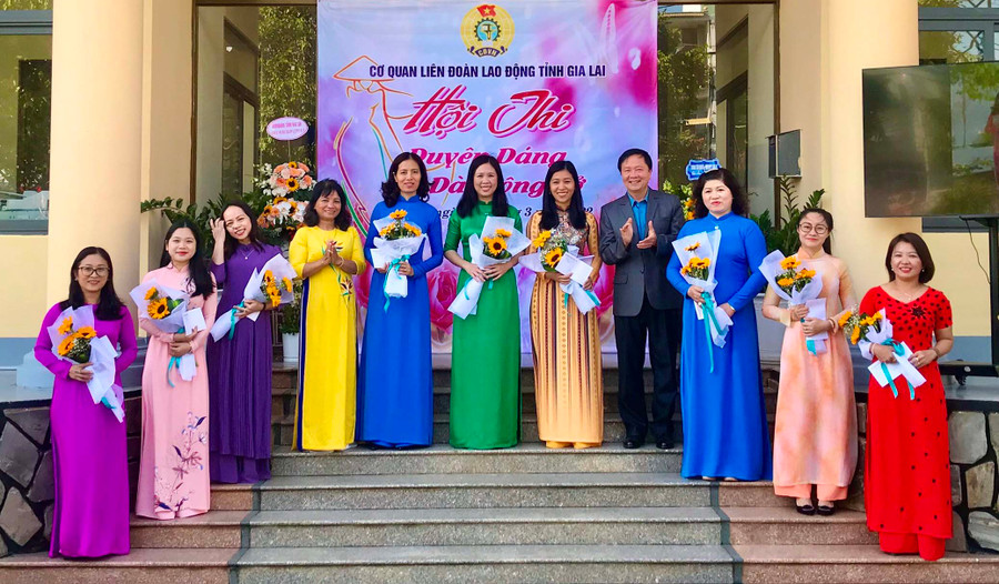 Ban tổ chức Hội thi trao giải cho các thí sinh đạt giải cao nhất tại Hội thi. Ảnh: Đinh Yến