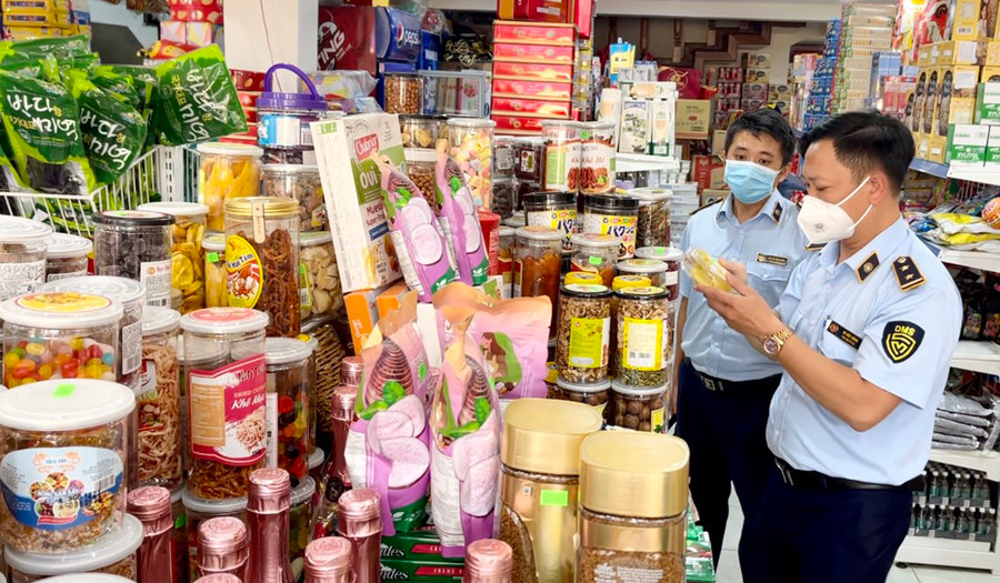 Lực lượng QLTT tăng cường kiểm soát giá cả các loại hàng hóa. Ảnh: Vũ Thảo