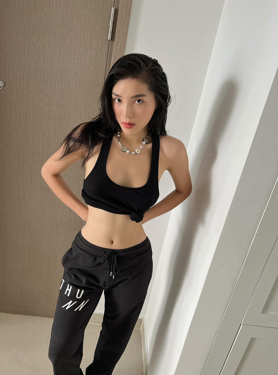 Người đẹp kể khoảng thời gian giản cách, khi xem hình ảnh trước đây, cô đặt mục tiêu lấy lại vóc dáng mảnh mai. Song song với thực đơn khoa học, Kỳ Duyên còn áp dụng những phương pháp tập luyện như cardio, chạy bộ... 