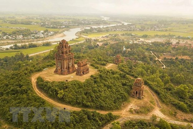 Tháp Bánh Ít khi chưa triển khai thi công Dự án xây dựng, tu bổ, tôn tạo. Ảnh: TTXVN phát