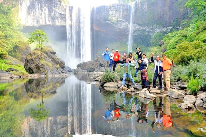 Họa sĩ Đinh Việt Thanh bên một tác phẩm tranh tường. Ảnh: Phương Duyên